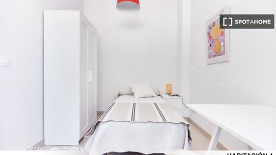 Se alquila habitación en piso compartido en Sevilla - SEVILLA