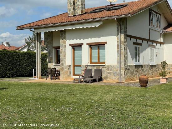  Encantador Chalet Individual con Piscina en Urbaniza - BURGOS