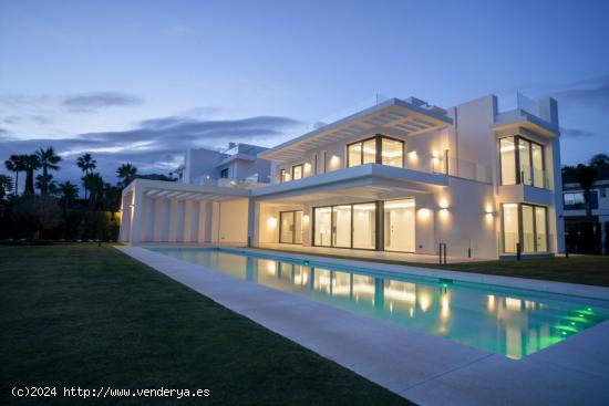 VILLA A ESTRENAR CON VISTAS AL MAR EN LOS FLAMINGOS - MALAGA