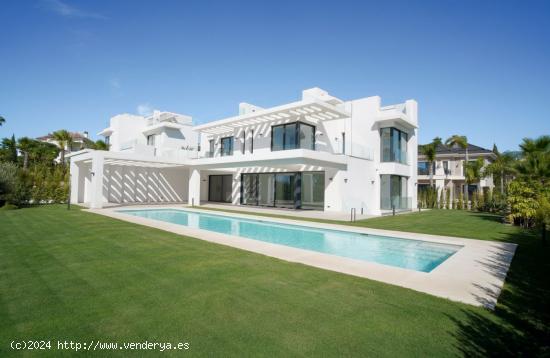 VILLA A ESTRENAR CON VISTAS AL MAR EN LOS FLAMINGOS - MALAGA