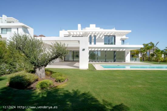 VILLA A ESTRENAR CON VISTAS AL MAR EN LOS FLAMINGOS - MALAGA