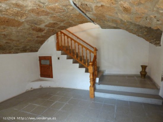 CASA EN VENTA DE 5 HABITACIONES, GARAJE Y TERRAZA EN LA POBLACIÓN DE MONISTROL DE CALDERS