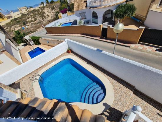 CHALET INDEPENDIENTE CON PISCINA, JARDÍN Y TERRAZAS - ALICANTE