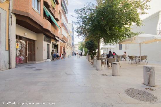 Local comercial en Granada zona Centro, 183 m. de superficie, junto a la plaza de Derecho, - GRANADA