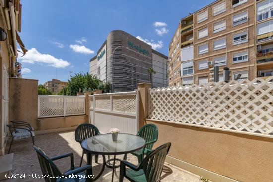 CHALET JUNTO A CORTE INGLES CON PLAZA DE GARAJE  EN EDIFICIO PRÓXIMO - MURCIA