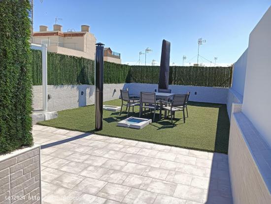  Vivienda disponible en alquiler vacacional con amplio solarium.... - CADIZ 