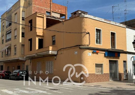  Se vende estupenda casa esquinera con 3 salones y patio en Alberique. - VALENCIA 