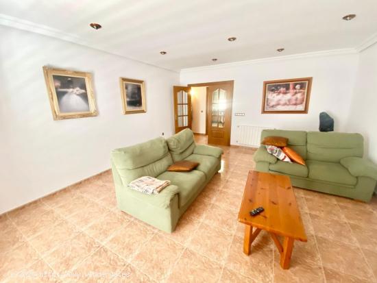 Casa con cuatro dormitorios en Puerto Lumbreras, de grandes dimensiones - MURCIA