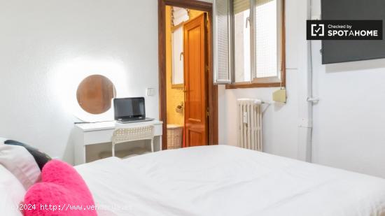 Se alquilan habitaciones en apartamento de 3 dormitorios en Madrid - MADRID