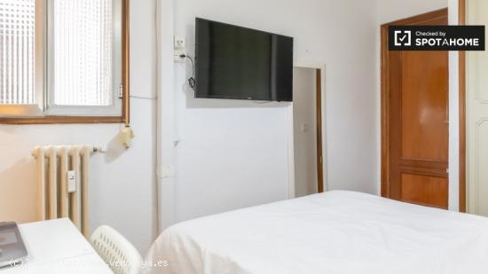 Se alquilan habitaciones en apartamento de 3 dormitorios en Madrid - MADRID