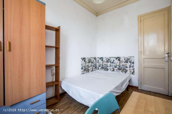 Habitación privada con balcón en piso compartido, Eixample - BARCELONA