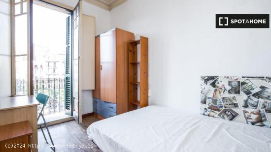 Habitación privada con balcón en piso compartido, Eixample - BARCELONA