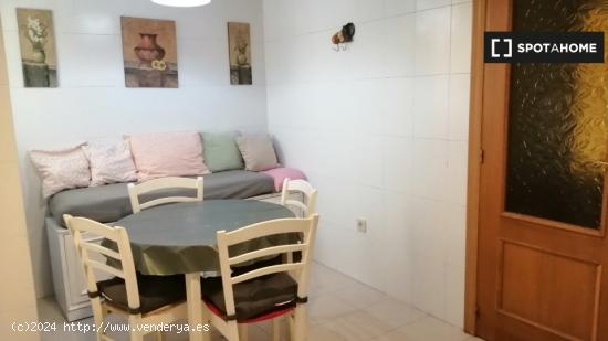 Se alquila habitación doble en piso de 3 habitaciones en Mislata, Valencia - VALENCIA