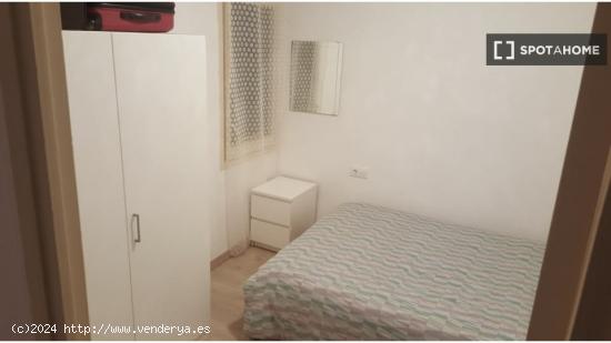 Se alquila habitación a estudiantes en piso de 3 habitaciones en Eixample - BARCELONA