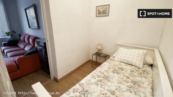 Se alquila habitación en piso compartido de 3 dormitorios en Madrid - MADRID