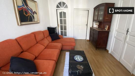 Se alquila habitación en piso compartido de 3 dormitorios en Madrid - MADRID