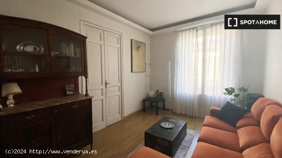 Se alquila habitación en piso compartido de 3 dormitorios en Madrid - MADRID