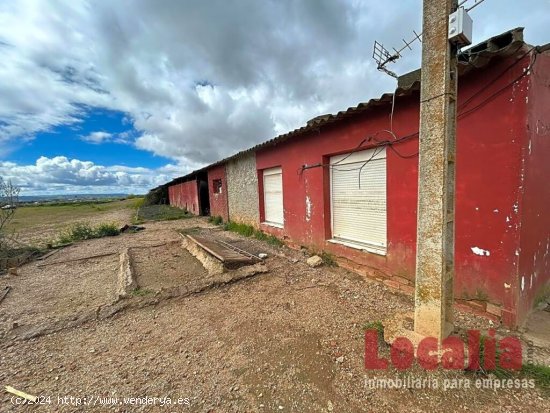 Amplio suelo rústico con nave y piso en Palencia.