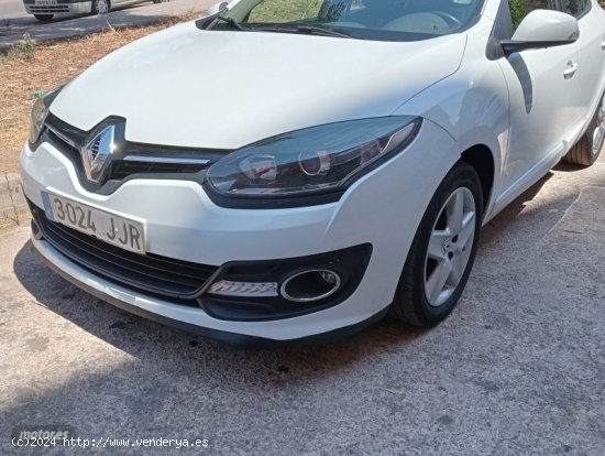 Renault Megane RENAULT MEGANE 1.5 DCI LIMITED 95 CV de 2015 con 332.000 Km por 5.400 EUR. en Caceres