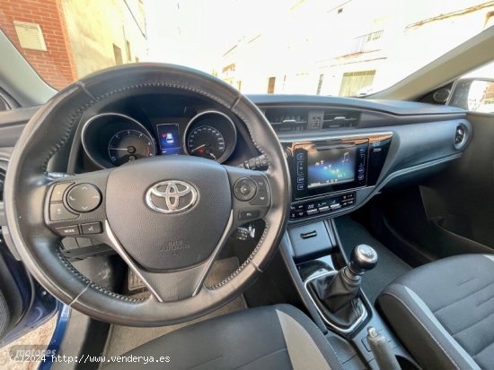 Toyota Auris Active de 2015 con 150.000 Km por 10.800 EUR. en Lleida