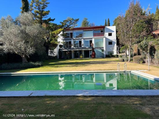 Espectacular villa de 6 dormitorios a la venta en urbanización Villafranca del Castillo, Madrid. - 