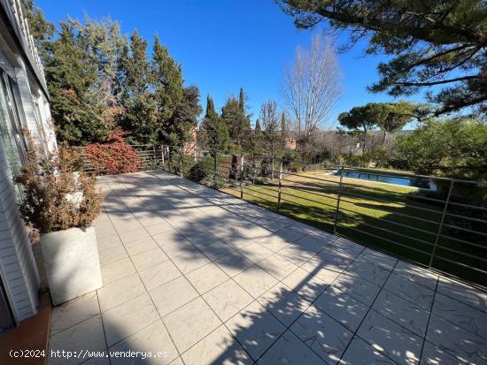 Espectacular villa de 6 dormitorios a la venta en urbanización Villafranca del Castillo, Madrid. - 