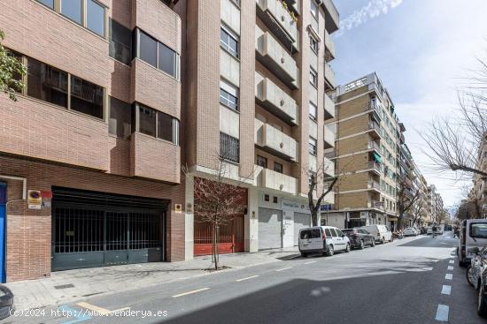 Melchor Almagro.. Plaza de aparcamiento para coche pequeño. - GRANADA