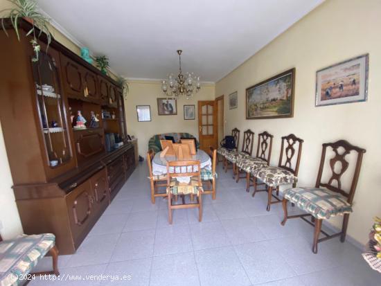 Grupo La Noria VENDE amplio piso de 4 dormitorios, 2 baños y Garaje incluido. Zona redondeles-feria