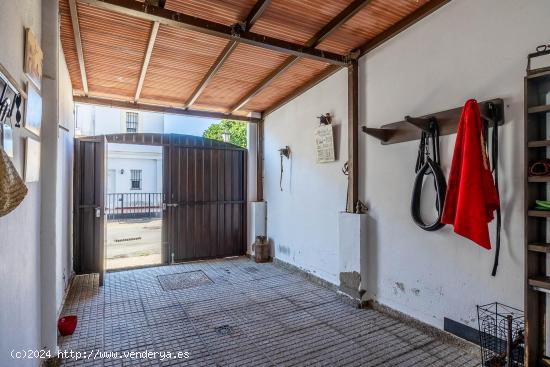 Excelente casa adosada en pleno corazón de Palomares del Río - SEVILLA