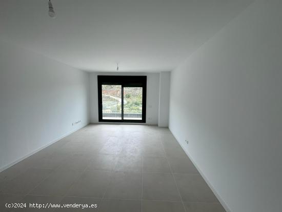 Piso con terraza 24 m2con vista al Mar. Con plaza de garaje y trastero. Piscina comunitaria. - MALAG