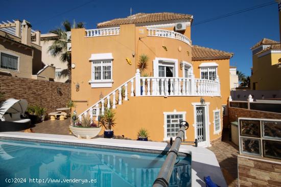 4 Bedroom Detached Villa with Private Pool in Villamartin - ALICANTE