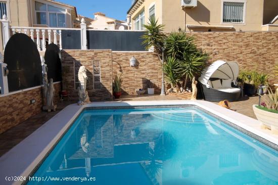 4 Bedroom Detached Villa with Private Pool in Villamartin - ALICANTE