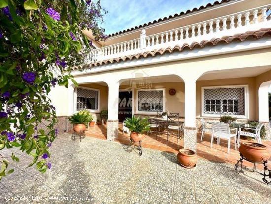 PRECIOSA CASA EN ZONA VILLARRUBIA. Parcela de unos 1600m² aprox con gran casa de unos 250m². - COR