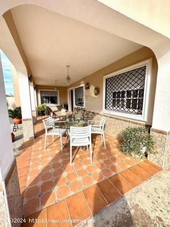 PRECIOSA CASA EN ZONA VILLARRUBIA. Parcela de unos 1600m² aprox con gran casa de unos 250m². - COR