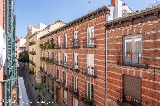 ^**^TRANQUILIDAD EN EL CORAZÓN DE MADRID: PISO REFORMADO CON ENCANTO CENTENARIO^**^ Con una ubicaci