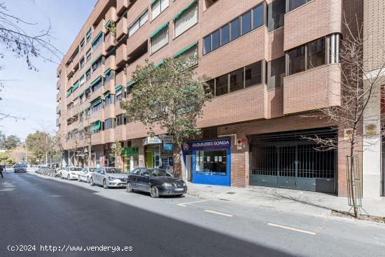  Melchor Almagro.. Plaza de aparcamiento para coche pequeño. - GRANADA 