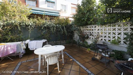 Alojamiento con vista a la ventana patio interior en piso compartido, Villaviciosa de Odón - MADRID