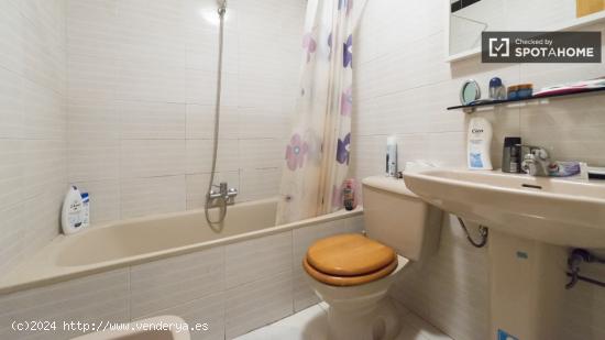 Dormitorio en piso compartido con tv, Villaviciosa de Odón - MADRID