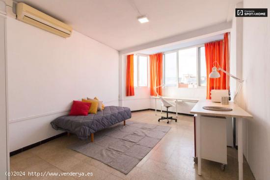 Alquiler de habitaciones en piso de 4 dormitorios en La Bordeta - BARCELONA