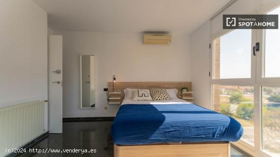 Se alquila habitación en apartamento de 6 dormitorios en Algirós. - VALENCIA