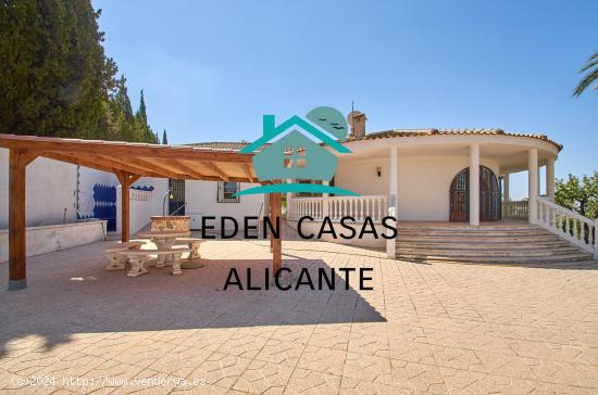 Chalet independiente en Moralet de 351m2 3 dormitorios, 3 baños, aseo, jardín y piscina privada - 