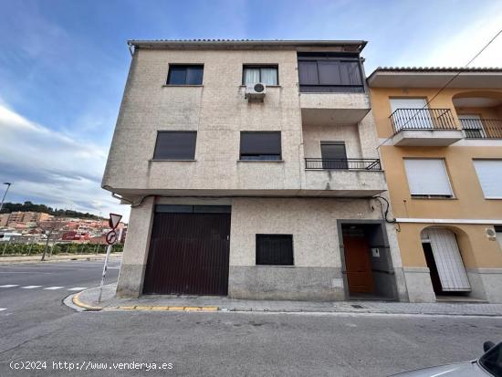 CASA ESQUINERA DE DOS PLANTAS CON ALMACÉN DE 155 M2 - VALENCIA