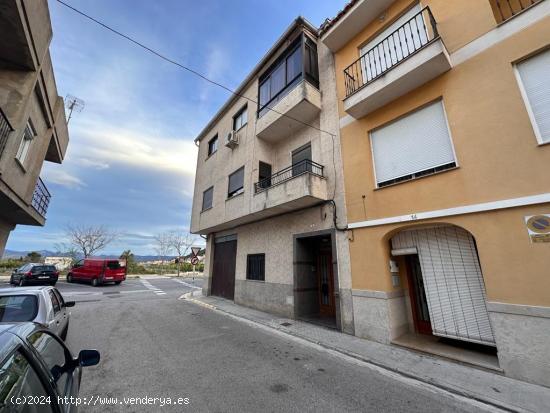 CASA ESQUINERA DE DOS PLANTAS CON ALMACÉN DE 155 M2 - VALENCIA