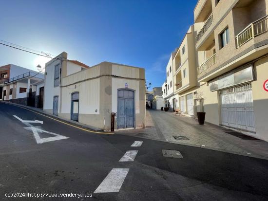 Venta Casa histórica con encanto 3H, 1B, terraza, ideal para inversión o vivienda vacacional. - SA