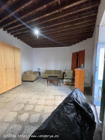 Venta Casa histórica con encanto 3H, 1B, terraza, ideal para inversión o vivienda vacacional. - SA