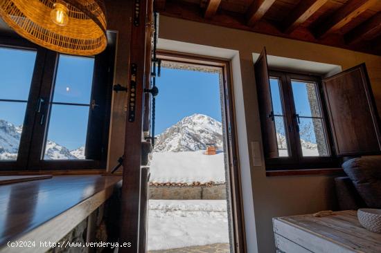 Sotres Asturias Casa independiente rehabilitada  con 3 dormitorios y 4 baños Porche Terraza - ASTUR