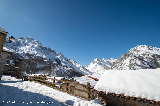 Sotres Asturias Casa independiente rehabilitada  con 3 dormitorios y 4 baños Porche Terraza - ASTUR