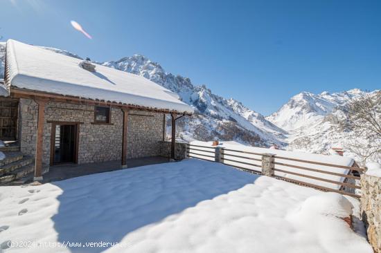 Sotres Asturias Casa independiente rehabilitada  con 3 dormitorios y 4 baños Porche Terraza - ASTUR