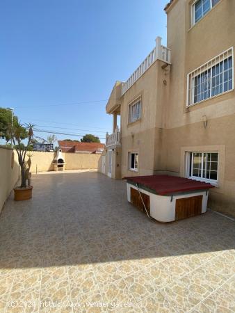 Chalet independiente  en Los Balcones - ALICANTE