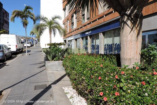 ¡Oportunidad Única en la Avenida 3 de Mayo! Local de Oficina en el Corazón Comercial de Santa Cru